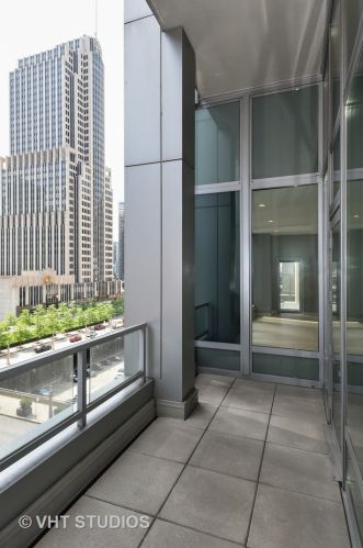 160 Illinois St, Chicago IL 60654-2706 exterior