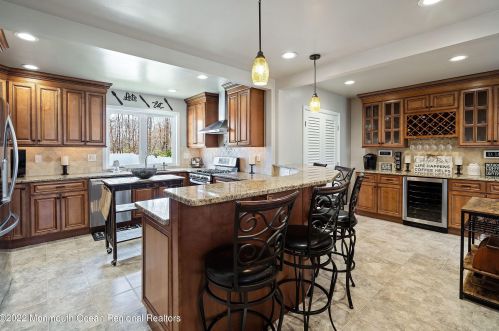 70 Emerald Pl, Clark NJ 07066-1410 exterior