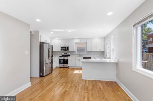 24 Gordon St, Alexandria, VA 22304-4930