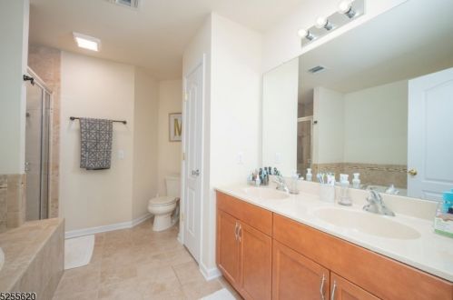 5 Cicely Ct, Sparta NJ  07871-8604 exterior