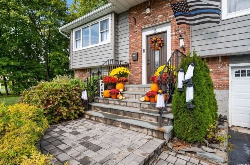 5 Pebble Pl, Commack, NY 11725-1513