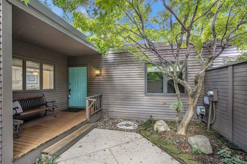 1032 Essex Cir, Kalamazoo, MI 49008-2349