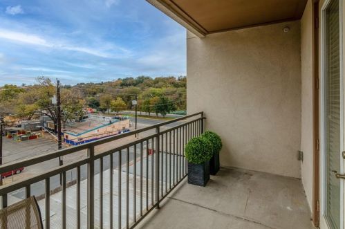 1900 Barton Springs Rd, Austin TX  78704-1559 exterior