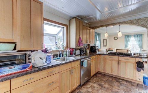 24 Vondran St, Huntington Station NY 11746-2548 exterior