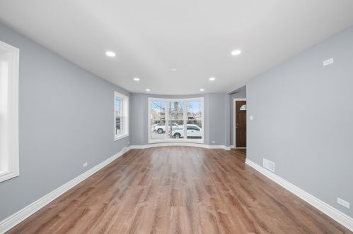 8247 Oglesby Ave, Chicago IL  60617-1927 exterior