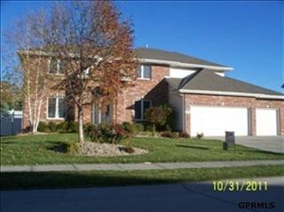 911 181st St, Omaha, NE 68022-5701