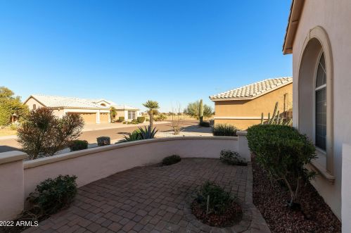 2737 Amberwood Dr, Phoenix AZ 85045-4208 exterior