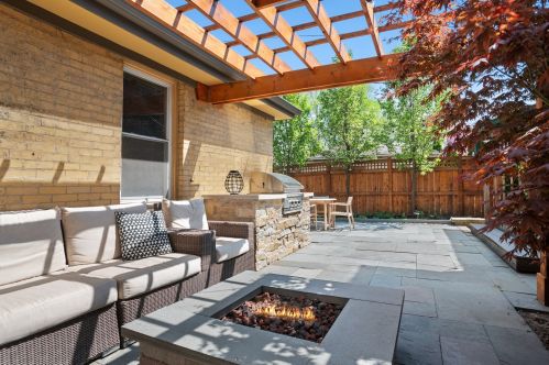 2955 Sunnyside Ave, Chicago IL 60630-3923 exterior