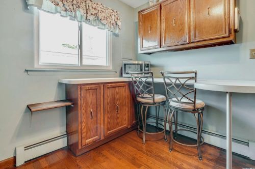 366 Great East Neck Rd, Babylon NY 11704-7616 exterior