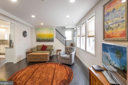 8 Nicholson St, Washington, DC 20011-2314