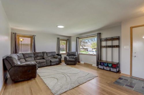 3742 85th St, Milwaukee, WI 53222-2824