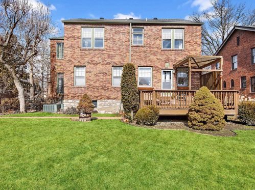 7442 Cromwell Dr, Saint Louis MO 63105-2919 exterior