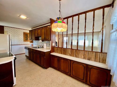 49 Hillcrest Ave, Derby CT 06418-2213 exterior