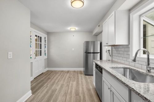 48 Clintonville Rd, North Haven CT 06473-2817 exterior