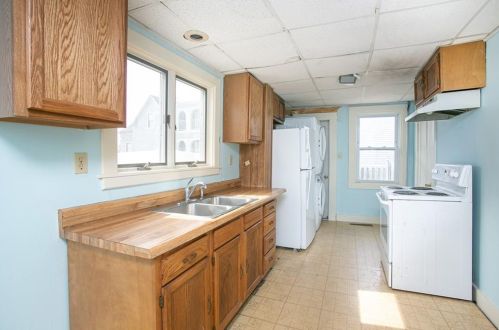 17 Byrnes St, Middletown RI 02840-4059 exterior