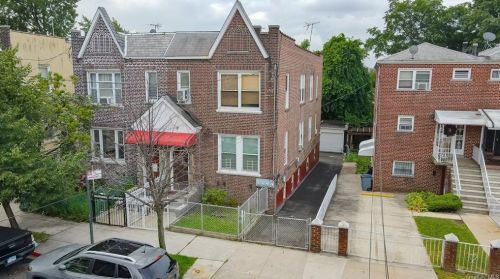 922 211th St, Bronx, NY 10469-1129