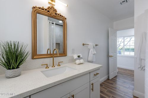 1121 Bethany Home Rd, Phoenix AZ  85014-2229 exterior