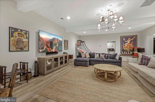 9000 Congressional Pkwy, Rockville MD  20854-4610 exterior