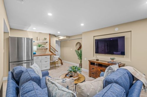 6440 Santa Monica Blvd, Milwaukee WI  53217-4249 exterior