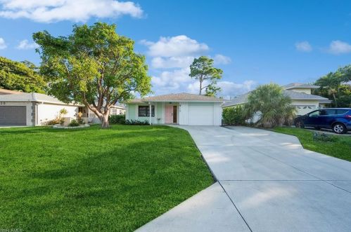 724 92 Ave, Naples FL 34108-2433 exterior