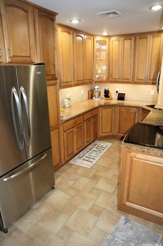 39 Oaktree Ln, Huntington Station, NY 11746-4042