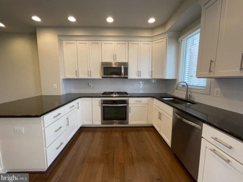 918 Pete Jones Way, Alexandria VA  22314-2553 exterior