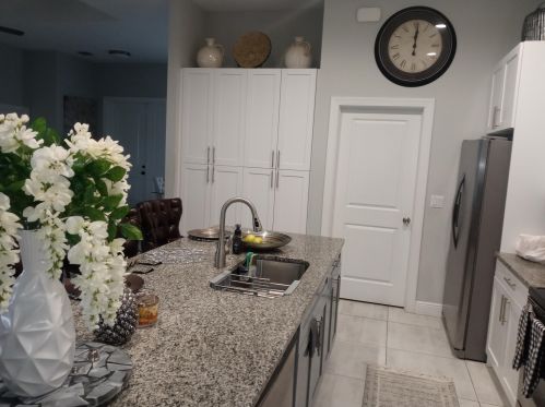 556 Whitmore Dr, Fort Pierce FL 34984-4563 exterior