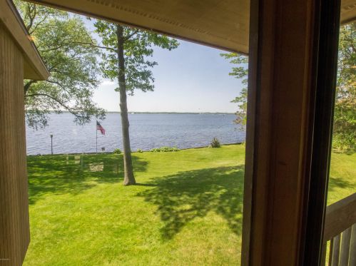 300 Cir Dr, Meskegon MI 49445-2712 exterior