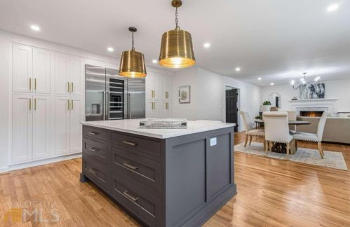 6160 Heards Creek Dr, Atlanta GA  30328-3635 exterior