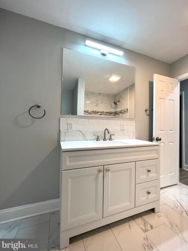 5910 Brookview Dr, Alexandria VA 22310-1819 exterior