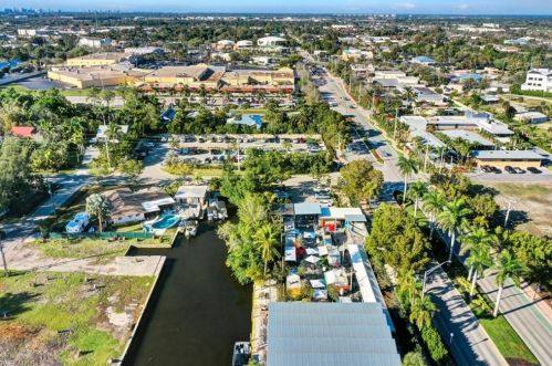 2654 Shoreview Dr, Naples FL 34112-5840 exterior