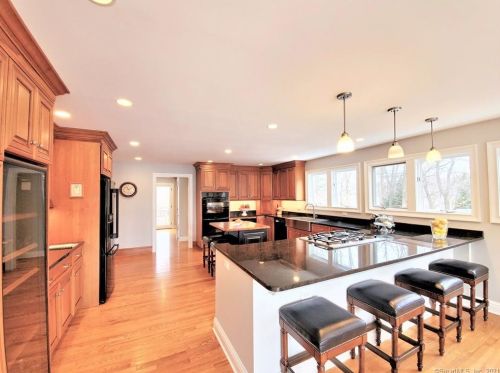 303 Mamanasco Rd, Ridgefield CT 06877-2425 exterior