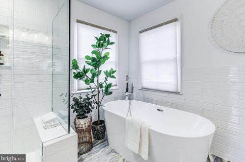 213 Creek Valley Ln, Rockville MD  20850-5603 exterior