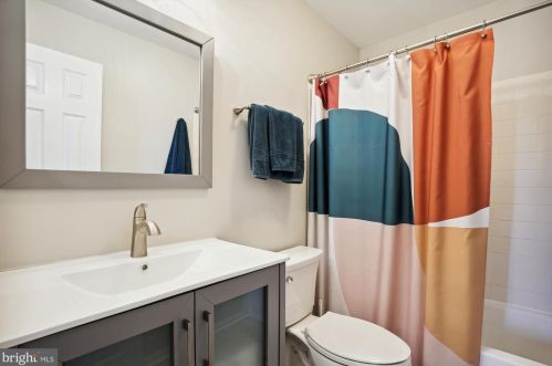 6020 Kestner Cir, Alexandria VA  22315-4833 exterior