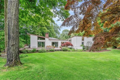 10 Hockanum Rd, Westport CT 06880-2121 exterior