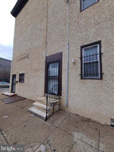 2101 Marshall St, Philadelphia PA 19122-1406 exterior