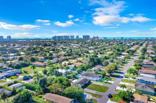 852 96 Ave, Naples FL 34108-2460 exterior