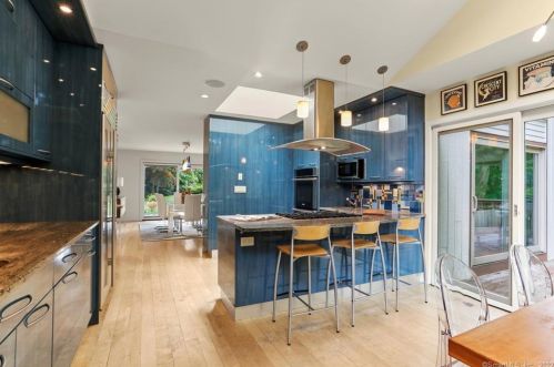 10 Hockanum Rd, Westport CT 06880-2121 exterior