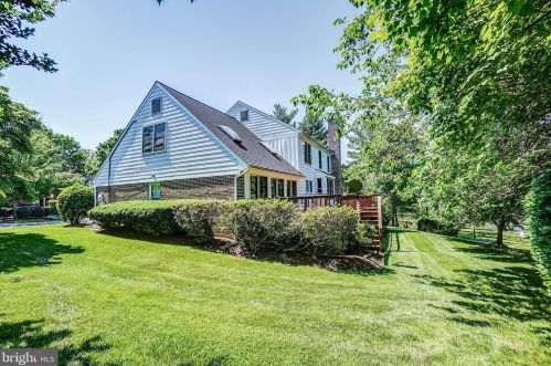 9400 Fox Hollow Dr, Rockville MD 20854-2083 exterior