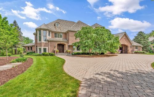 2910 Glenbriar Dr, Saint Charles, IL 60174-8835