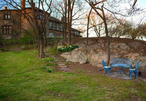 97 Ruggles Ave, Middletown RI 02840-4351 exterior