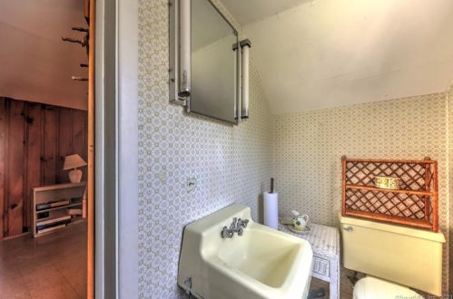 76 Holly St, Milford CT 06460-5107 exterior