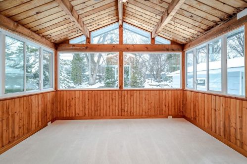 2093 Emerald Ln, Saint Paul MN 55122-2810 exterior