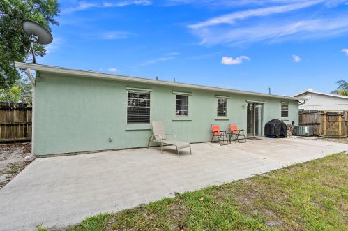 1349 Gastador Ave, Fort Pierce FL 34953-1724 exterior