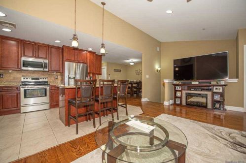 30 Della Dr, Babylon NY 11704-6240 exterior