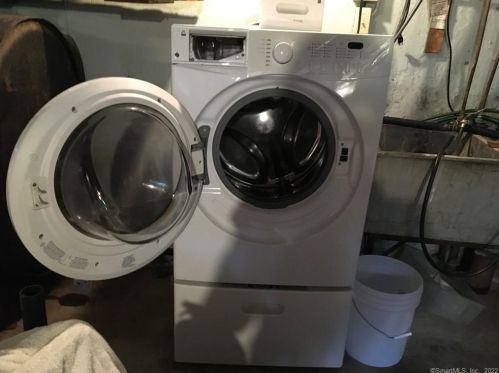 25 Pearl St, Windsor Locks CT 06096-1421 exterior