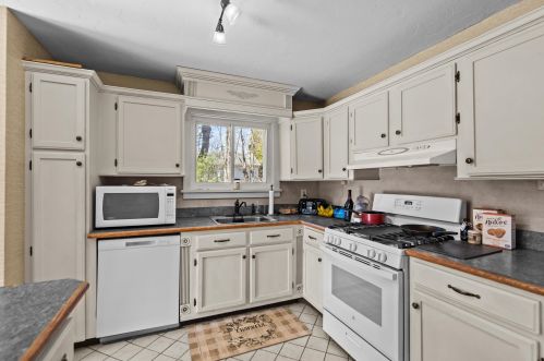 7481 School St, Concord NH  03307-0914 exterior