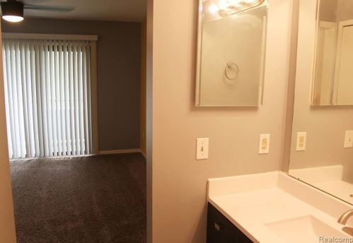 627 Ashley Cir, Rochester MI 48307-4593 exterior