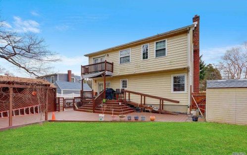 24 Vondran St, Huntington Station NY 11746-2548 exterior