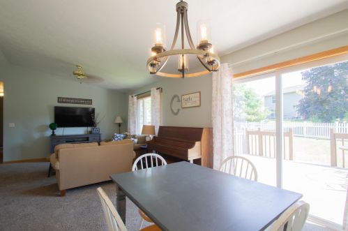 924 Crestview Dr, Watertown WI 53094-6005 exterior